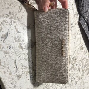 Michael Kors Textured Beige Wallet